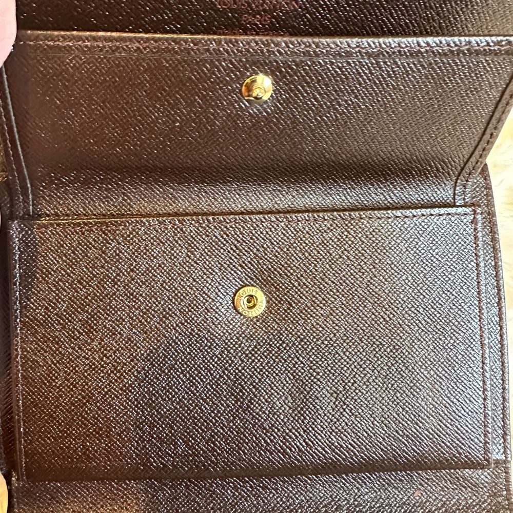 LV Wallet - Picture 10 of 10